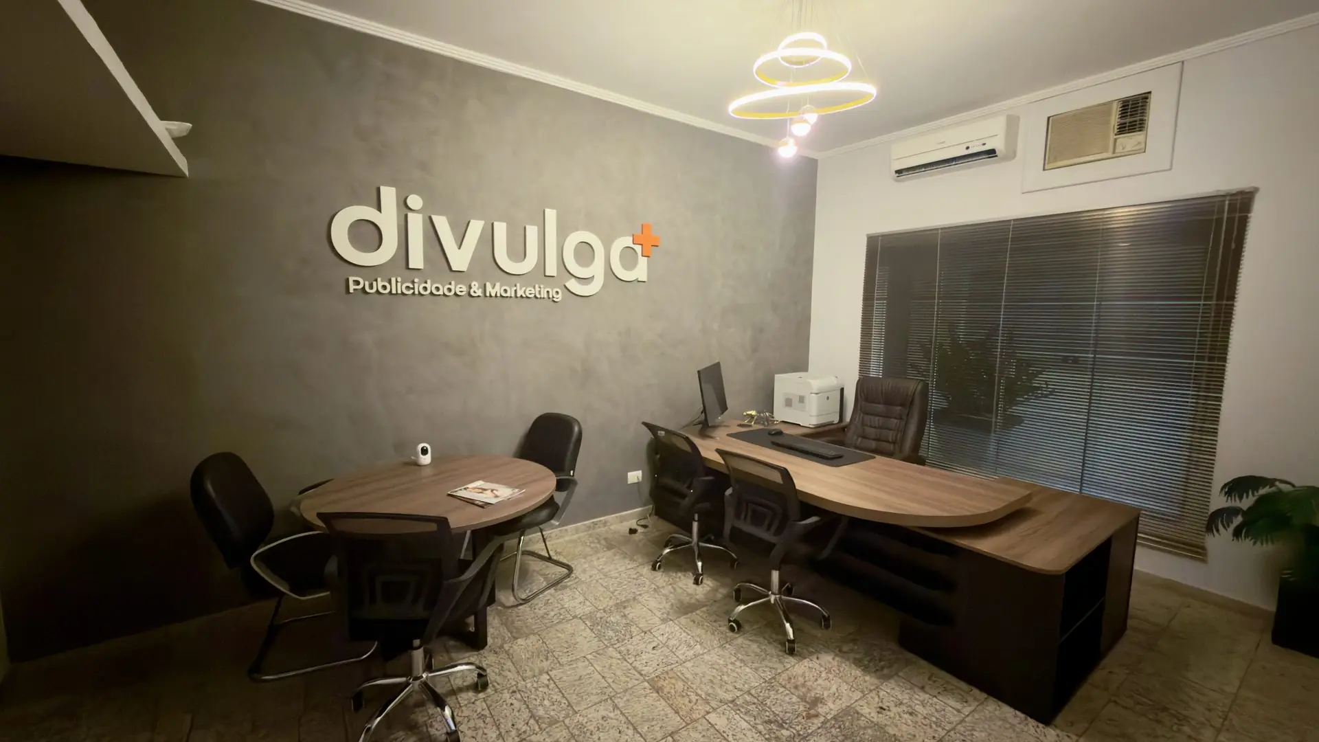 Sala de atendimento da DivulgaMais