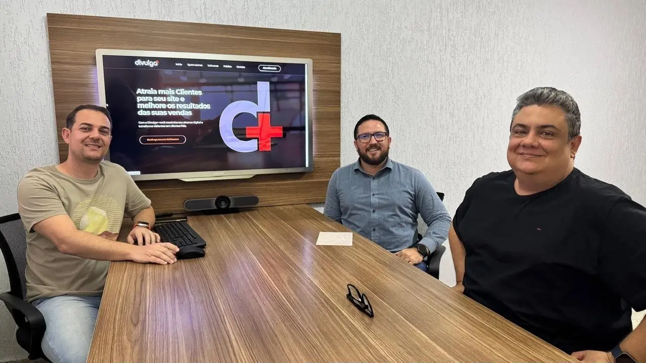 Reunião de consultoria de marketing e tráfego na DivulgaMais